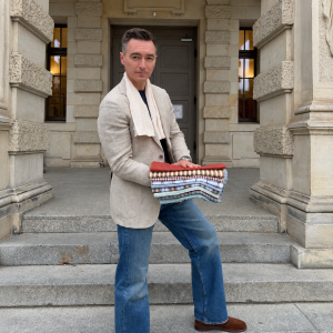 Męska swobodna casual stylizacja z waniliowym Collar Scarf Ostuni
