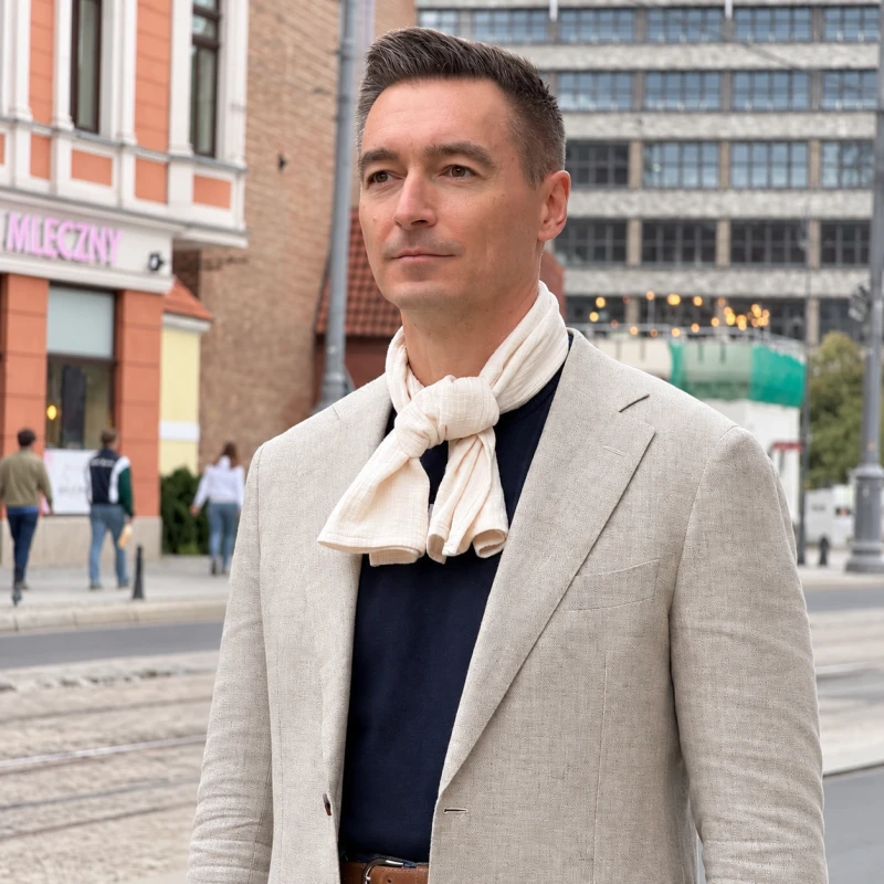 Collar Scarf Ostuni – waniliowa apaszka męska zawiązana pod szyją