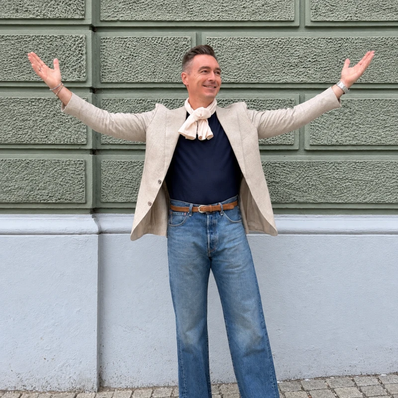 Męska luźna stylizacja z waniliowym Collar Scarf Ostuni