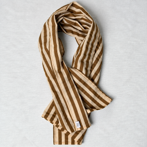 Collar Scarf Maratea – detal miękkiej bawełnianej popeliny w paski
