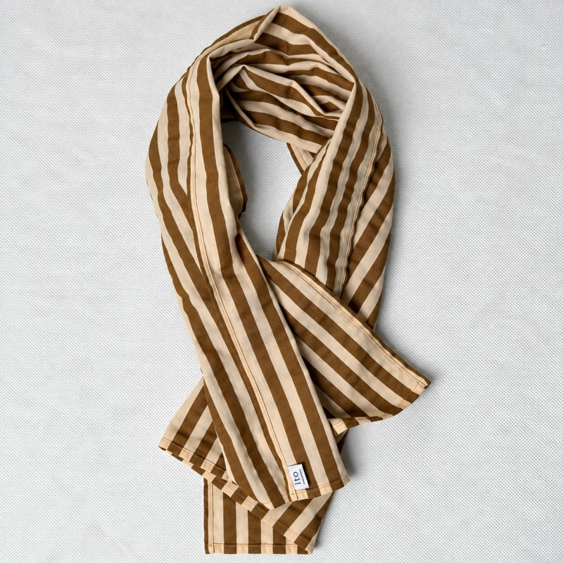 Collar Scarf Maratea – detal miękkiej bawełnianej popeliny w paski