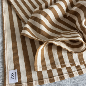 Collar Scarf Maratea – detal miękkiej bawełnianej delikatnie kreszowanej