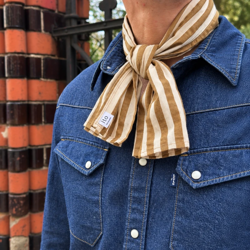 Collar Scarf Maratea – karmelowo-waniliowa apaszka męska pod szyją