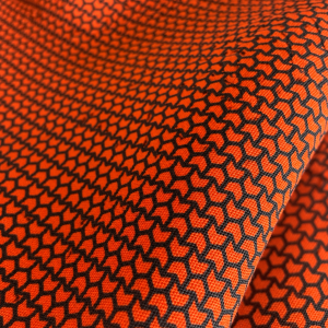 Detal Collar Scarf Noto – kolor terracotta i faktura bawełnianej popeliny