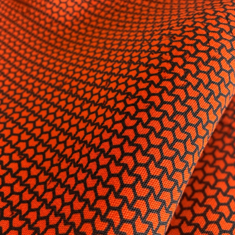 Detal Collar Scarf Noto – kolor terracotta i faktura bawełnianej popeliny