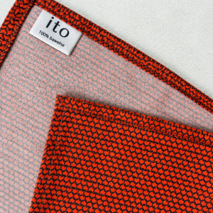 Collar Scarf Noto – detal wykończenia apaszki z popeliny koszulowej