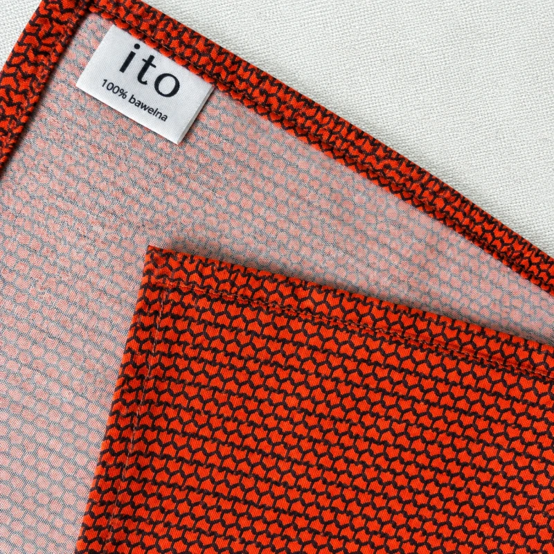 Collar Scarf Noto – detal wykończenia apaszki z popeliny koszulowej