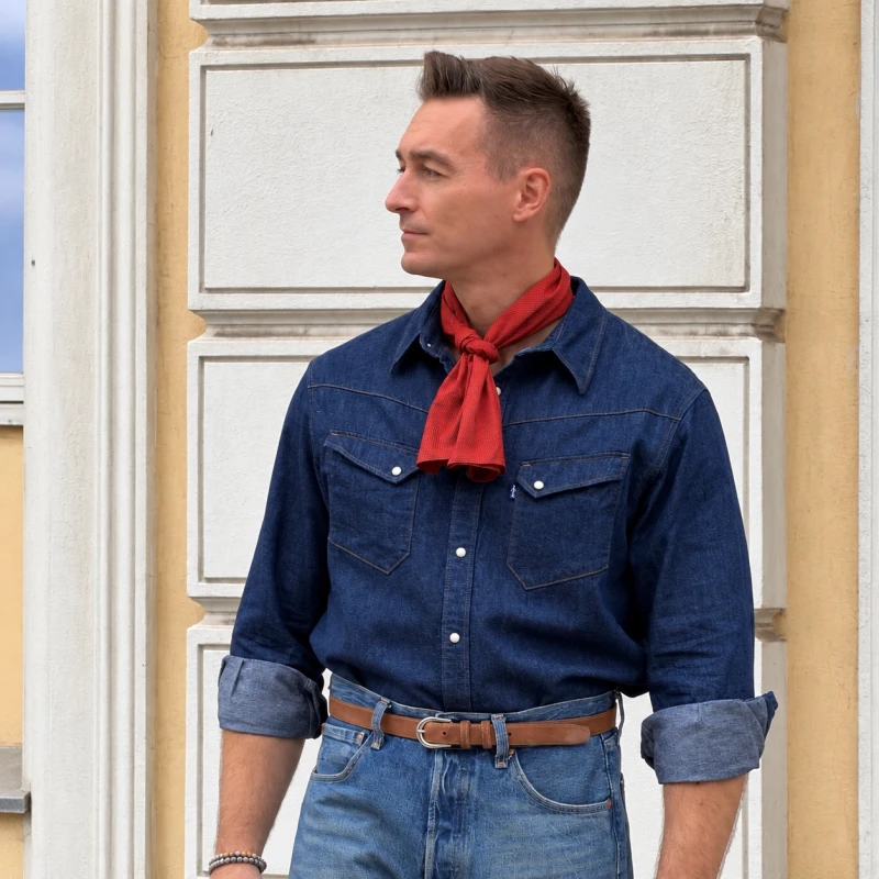 Collar Scarf Noto – apaszka męska terracotta zawiązana pod szyją