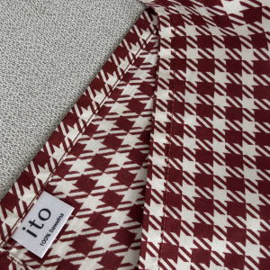 Collar Scarf Erice – detal splotu i wykończenia bawełnianej apaszki