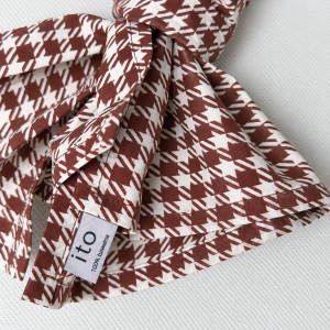 Collar Scarf Erice – detal splotu i wykończenia bawełnianej apaszki