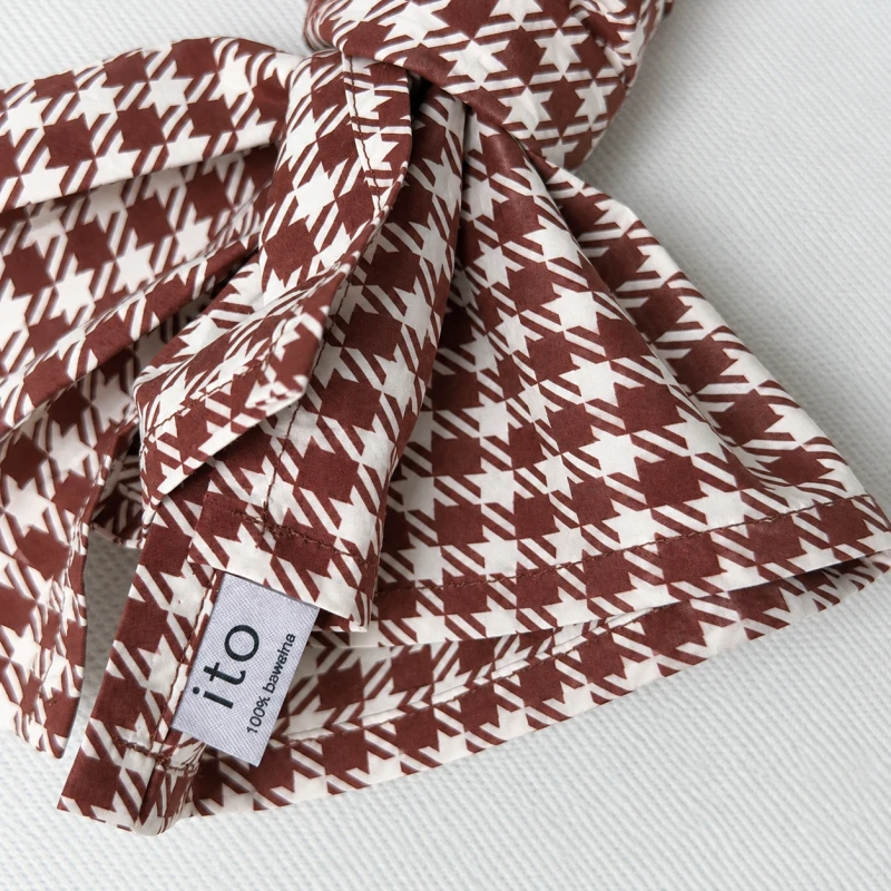 Collar Scarf Erice – detal splotu i wykończenia bawełnianej apaszki