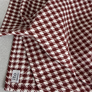 Detal Collar Scarf Erice – bordowo-brązowy wzór pepitki