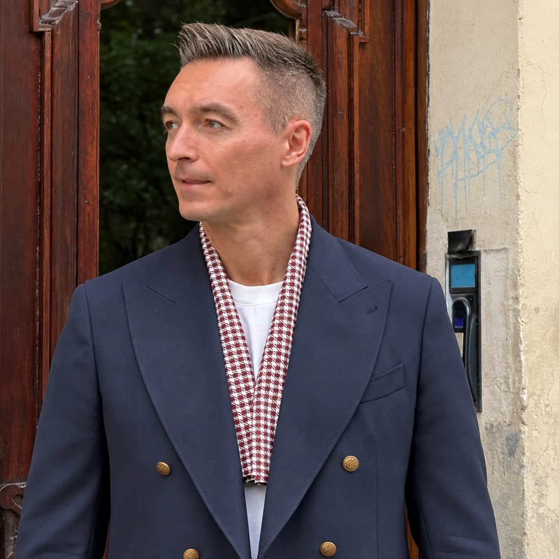 Męska stylizacja z bordowym Collar Scarf Erice w pepitkę
