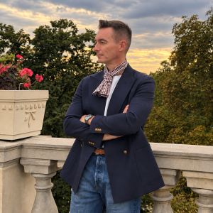 Collar Scarf Erice – męska apaszka w pepitkę zawiązana pod szyją