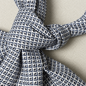 Detal Collar Scarf Orio – granatowo-niebieski wzór na białej popelinie