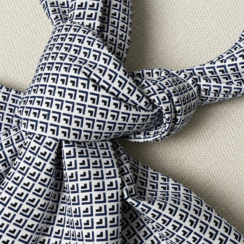 Detal Collar Scarf Orio – granatowo-niebieski wzór na białej popelinie