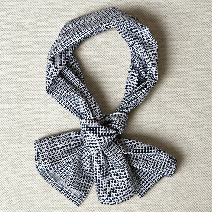 Collar Scarf Orio – męska apaszka w granatowo-niebieski geometryczny wzór