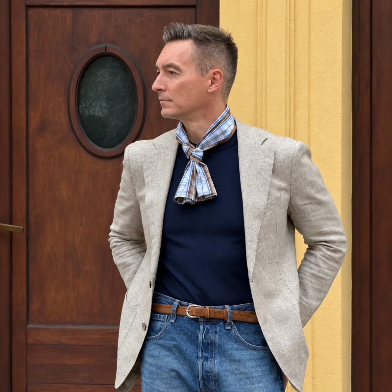Męska stylizacja z Collar Scarf Todi w brązowo-błękitną kratę z dzininową koszulką i marynarką