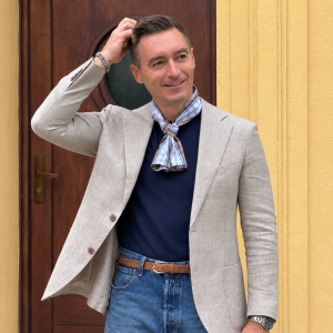 Collar Scarf Todi – męska apaszka w kratę zawiązana pod szyją