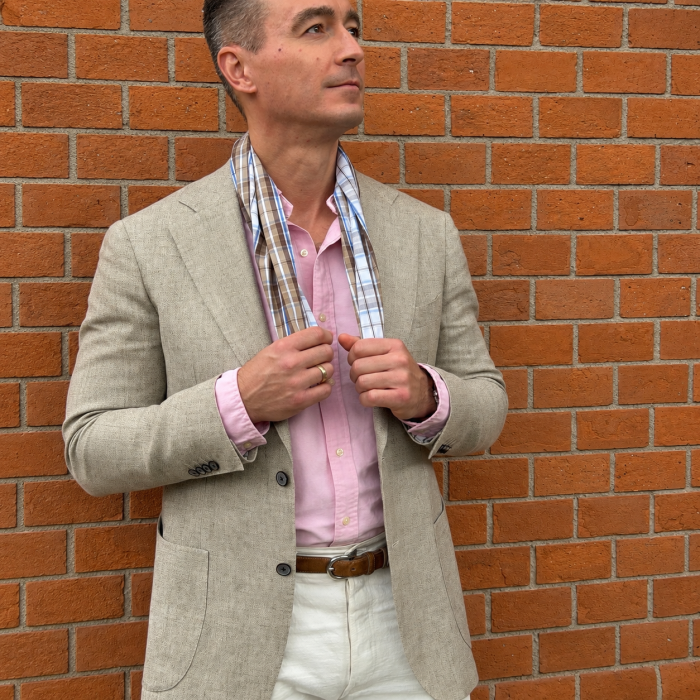 Męska luźna stylizacja z Collar Scarf Todi w brązowo-błękitną kratę