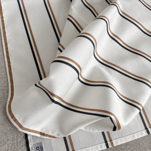 Detal Collar Scarf Lerici – beżowe i szare paski na białej bawełnie