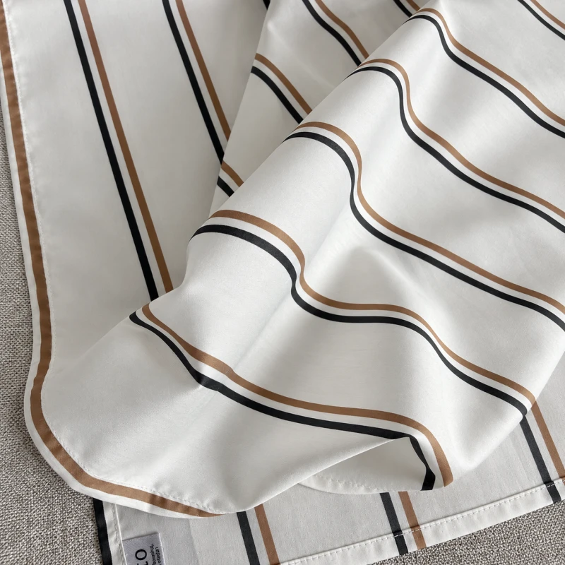 Detal Collar Scarf Lerici – beżowe i szare paski na białej bawełnie