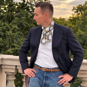 Męska stylizacja z Collar Scarf Vietri w miodowo-khaki ornamenty