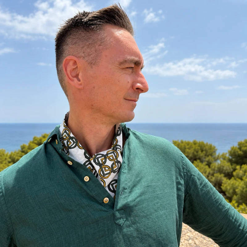Collar Scarf Vietri – wzorzysta apaszka męska noszona pod szyją latem