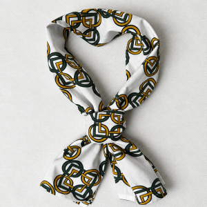 Collar Scarf Vietri – męska apaszka w miodowo-khaki ornamenty na białym tle