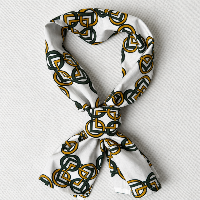 Collar Scarf Vietri – męska apaszka w miodowo-khaki ornamenty na białym tle