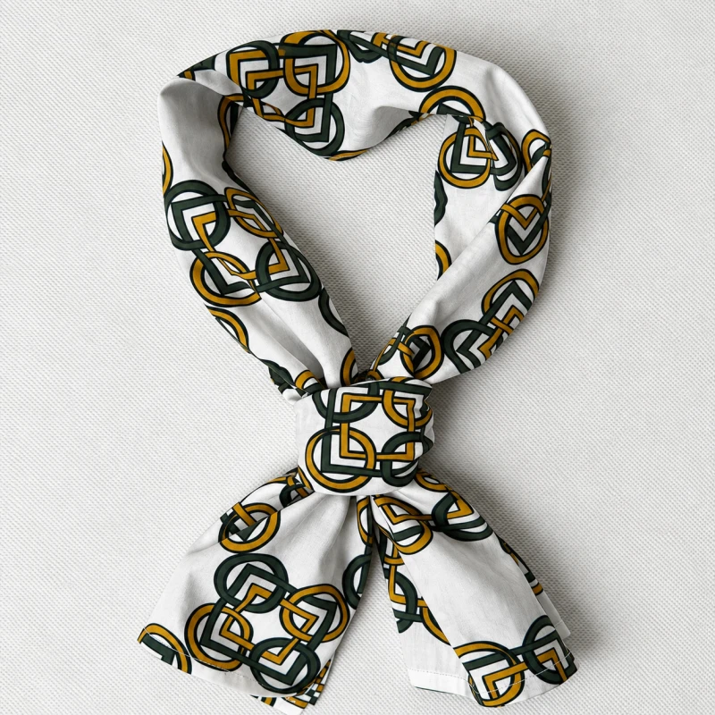 Collar Scarf Vietri – męska apaszka w miodowo-khaki ornamenty na białym tle