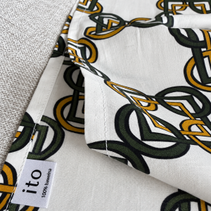 Detal Collar Scarf Vietri – miodowo-khaki wzór i faktura matowej bawełny