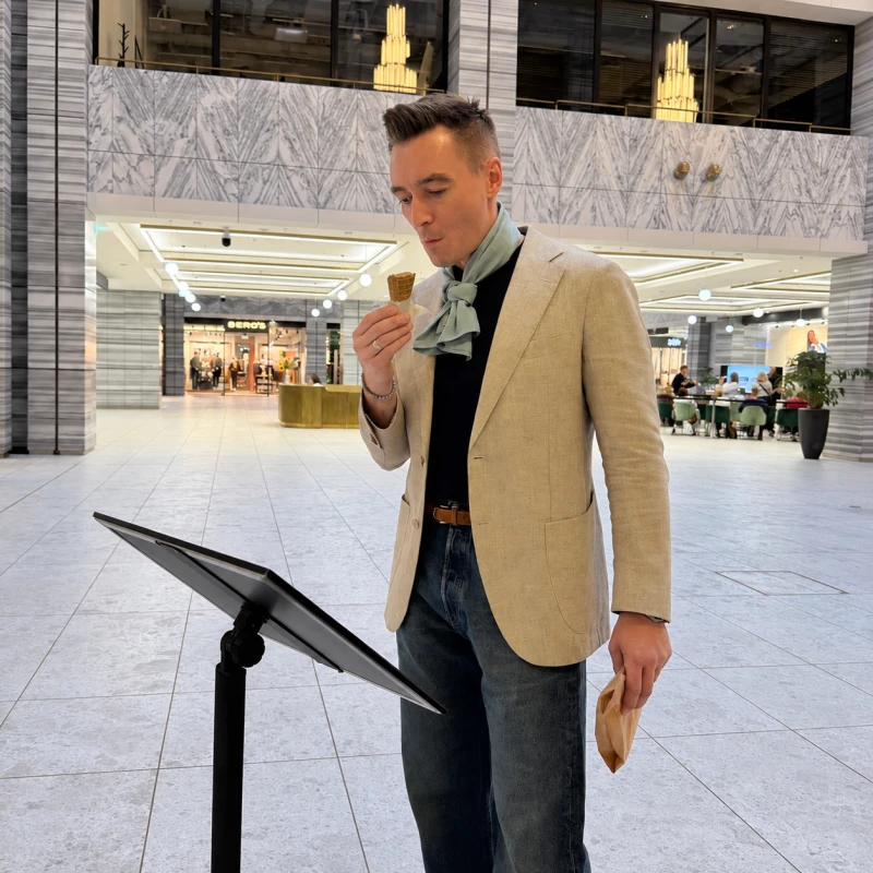 Męska stylizacja z Collar Scarf Noli w zgaszonym błękicie