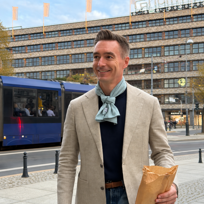 Męska stylizacja z Collar Scarf Noli w zgaszonym błękicie