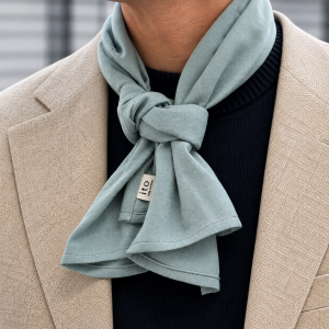 Collar Scarf Noli – błękitna apaszka męska zawiązana pod szyją