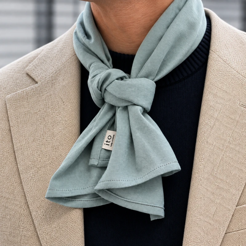 Collar Scarf Noli – błękitna apaszka męska zawiązana pod szyją