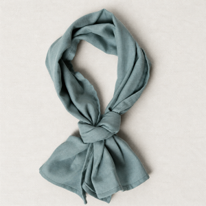 Collar Scarf Noli – męska apaszka z muślinu w zgaszonym błękicie