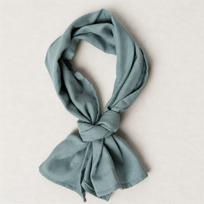 Collar Scarf Noli – męska apaszka z muślinu w zgaszonym błękicie