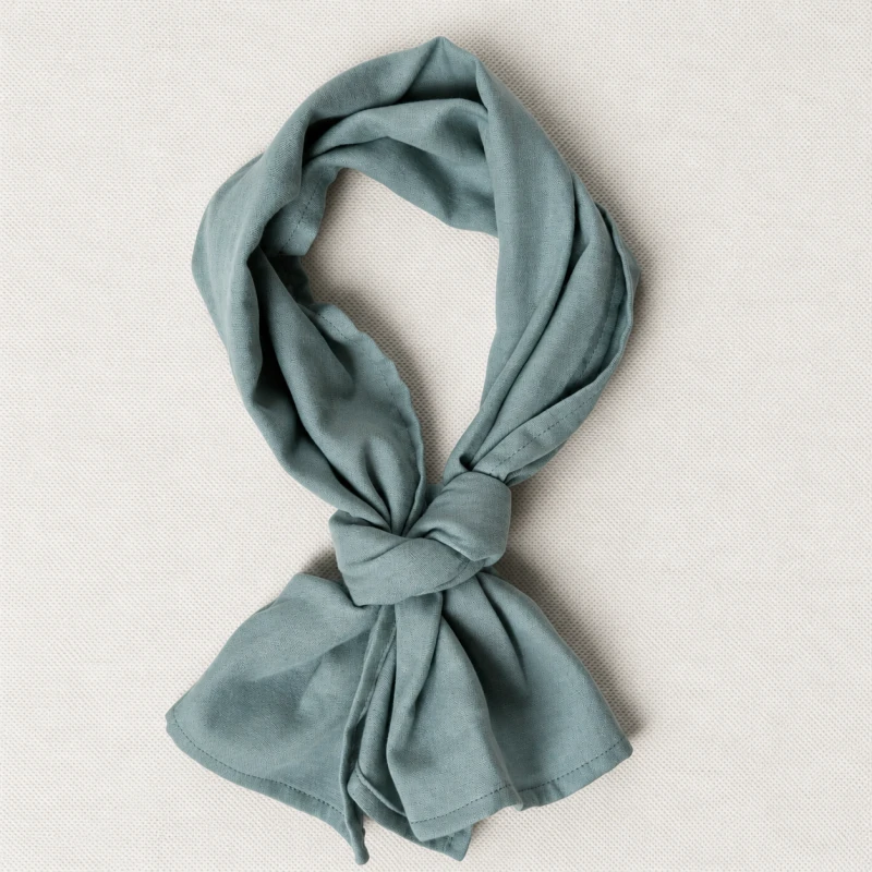 Collar Scarf Noli – męska apaszka z muślinu w zgaszonym błękicie